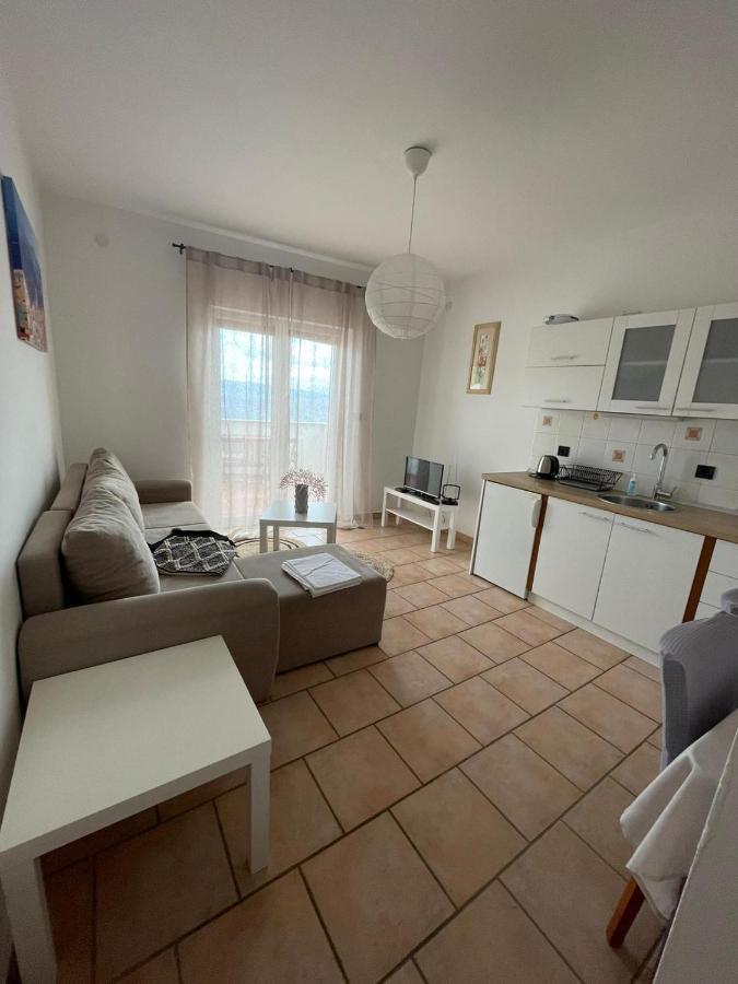 Frina Ii, Island Hvar